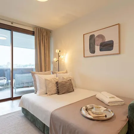 High-end Flat With Rooftop Pool & Views By Hostwise Appartamento